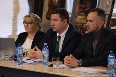 Uczestnicy spotkania ws. partnerstw samorządowych na terenie województwa lubuskiego i ich strategii terytorialnych w Bibliotece Publicznej w Świebodzinie