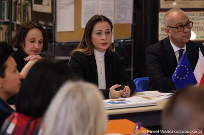 Uczestnicy spotkania ws. partnerstw samorządowych na terenie województwa lubuskiego i ich strategii terytorialnych w Bibliotece Publicznej w Świebodzinie