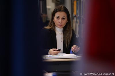 Uczestnicy spotkania ws. partnerstw samorządowych na terenie województwa lubuskiego i ich strategii terytorialnych w Bibliotece Publicznej w Świebodzinie