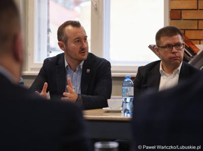 Uczestnicy spotkania ws. partnerstw samorządowych na terenie województwa lubuskiego i ich strategii terytorialnych w Bibliotece Publicznej w Świebodzinie