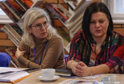 Uczestnicy spotkania ws. partnerstw samorządowych na terenie województwa lubuskiego i ich strategii terytorialnych w Bibliotece Publicznej w Świebodzinie