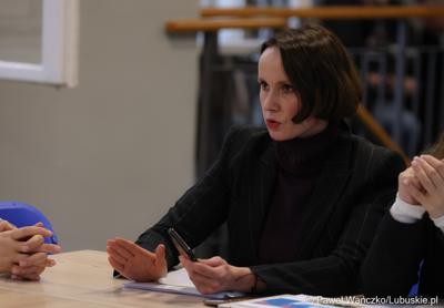 Uczestnicy spotkania ws. partnerstw samorządowych na terenie województwa lubuskiego i ich strategii terytorialnych w Bibliotece Publicznej w Świebodzinie