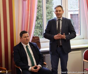 Uczestnicy spotkania ws. partnerstw samorządowych na terenie województwa lubuskiego i ich strategii terytorialnych w Lubniewicach