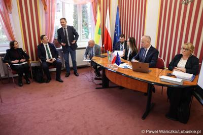 Uczestnicy spotkania ws. partnerstw samorządowych na terenie województwa lubuskiego i ich strategii terytorialnych w Lubniewicach