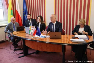 Uczestnicy spotkania ws. partnerstw samorządowych na terenie województwa lubuskiego i ich strategii terytorialnych w Lubniewicach