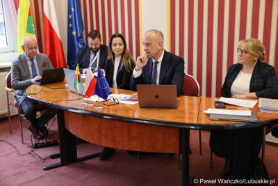 Uczestnicy spotkania ws. partnerstw samorządowych na terenie województwa lubuskiego i ich strategii terytorialnych w Lubniewicach