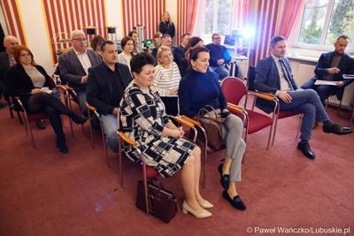 Uczestnicy spotkania ws. partnerstw samorządowych na terenie województwa lubuskiego i ich strategii terytorialnych w Lubniewicach