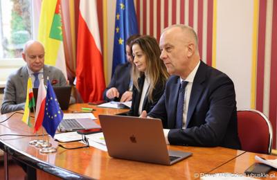 Marszałek Województwa Lubuskiego Marcin Jabłoński podczas spotkania ws. partnerstw samorządowych na terenie województwa lubuskiego i ich strategii terytorialnych w Lubniewicach
