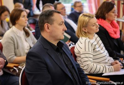 Uczestnicy spotkania ws. partnerstw samorządowych na terenie województwa lubuskiego i ich strategii terytorialnych w Lubniewicach