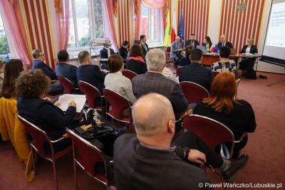 Uczestnicy spotkania ws. partnerstw samorządowych na terenie województwa lubuskiego i ich strategii terytorialnych w Lubniewicach