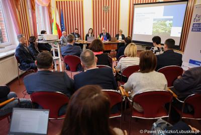 Uczestnicy spotkania ws. partnerstw samorządowych na terenie województwa lubuskiego i ich strategii terytorialnych w Lubniewicach