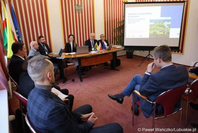 Uczestnicy spotkania ws. partnerstw samorządowych na terenie województwa lubuskiego i ich strategii terytorialnych w Lubniewicach