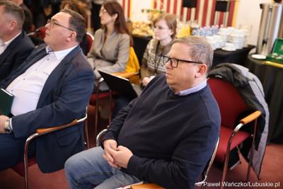 Uczestnicy spotkania ws. partnerstw samorządowych na terenie województwa lubuskiego i ich strategii terytorialnych w Lubniewicach