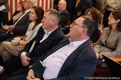 Uczestnicy spotkania ws. partnerstw samorządowych na terenie województwa lubuskiego i ich strategii terytorialnych w Lubniewicach