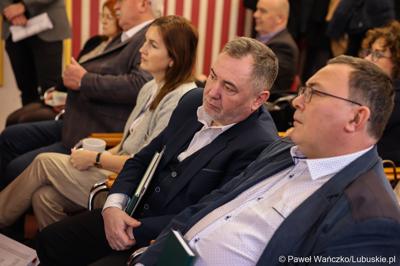 Uczestnicy spotkania ws. partnerstw samorządowych na terenie województwa lubuskiego i ich strategii terytorialnych w Lubniewicach