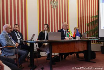 Uczestnicy spotkania ws. partnerstw samorządowych na terenie województwa lubuskiego i ich strategii terytorialnych w Lubniewicach