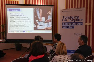 Uczestnicy spotkania ws. partnerstw samorządowych na terenie województwa lubuskiego i ich strategii terytorialnych w Lubniewicach