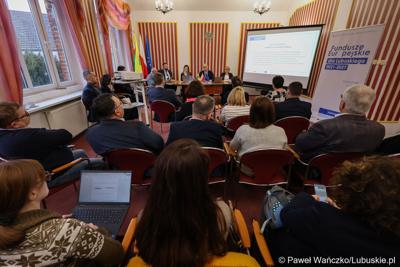 Uczestnicy spotkania ws. partnerstw samorządowych na terenie województwa lubuskiego i ich strategii terytorialnych w Lubniewicach