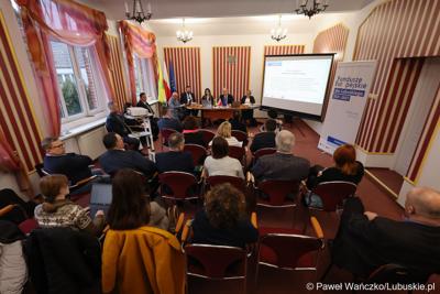Uczestnicy spotkania ws. partnerstw samorządowych na terenie województwa lubuskiego i ich strategii terytorialnych w Lubniewicach