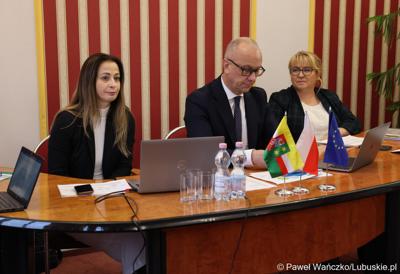 Uczestnicy spotkania ws. partnerstw samorządowych na terenie województwa lubuskiego i ich strategii terytorialnych w Lubniewicach