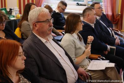 Uczestnicy spotkania ws. partnerstw samorządowych na terenie województwa lubuskiego i ich strategii terytorialnych w Lubniewicach