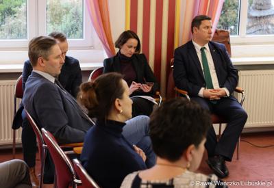 Uczestnicy spotkania ws. partnerstw samorządowych na terenie województwa lubuskiego i ich strategii terytorialnych w Lubniewicach