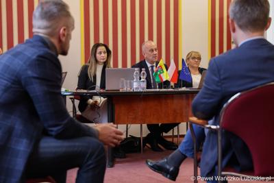Uczestnicy spotkania ws. partnerstw samorządowych na terenie województwa lubuskiego i ich strategii terytorialnych w Lubniewicach