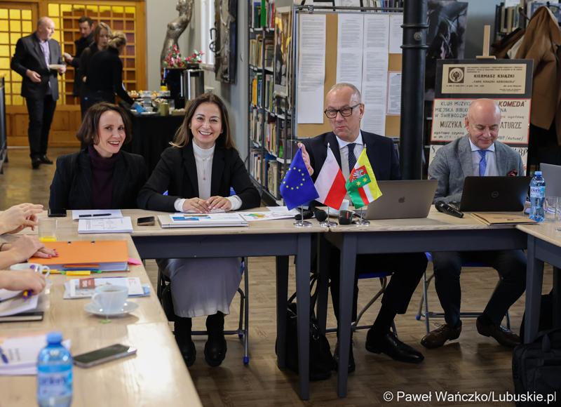 Uczestnicy spotkania ws. partnerstw samorządowych na terenie województwa lubuskiego i ich strategii terytorialnych w Bibliotece Publicznej w Świebodzinie