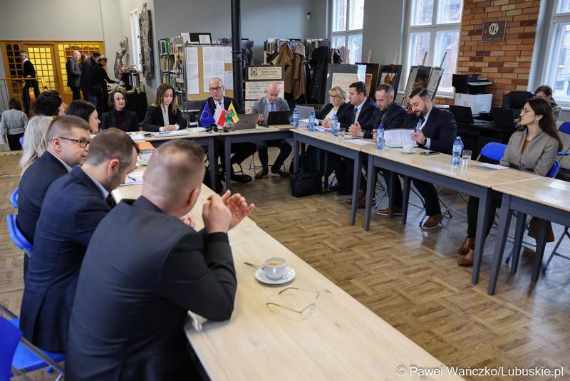Uczestnicy spotkania ws. partnerstw samorządowych na terenie województwa lubuskiego i ich strategii terytorialnych w Bibliotece Publicznej w Świebodzinie