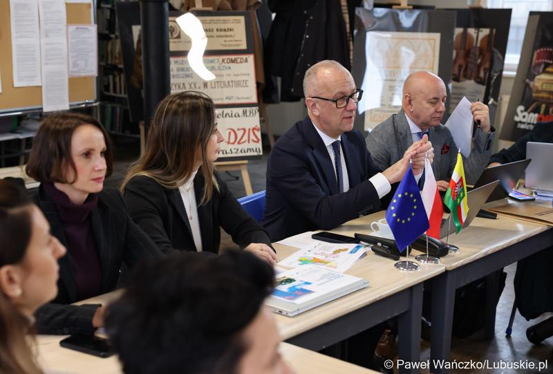 Uczestnicy spotkania ws. partnerstw samorządowych na terenie województwa lubuskiego i ich strategii terytorialnych w Bibliotece Publicznej w Świebodzinie