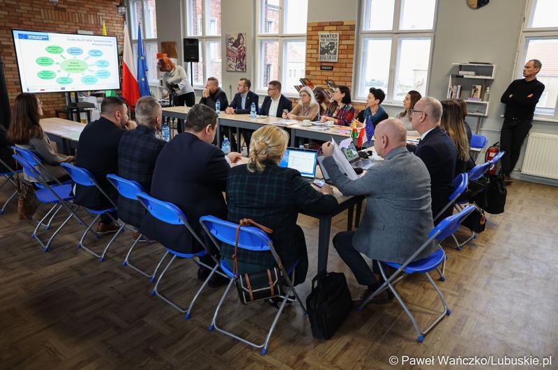 Uczestnicy spotkania ws. partnerstw samorządowych na terenie województwa lubuskiego i ich strategii terytorialnych w Bibliotece Publicznej w Świebodzinie