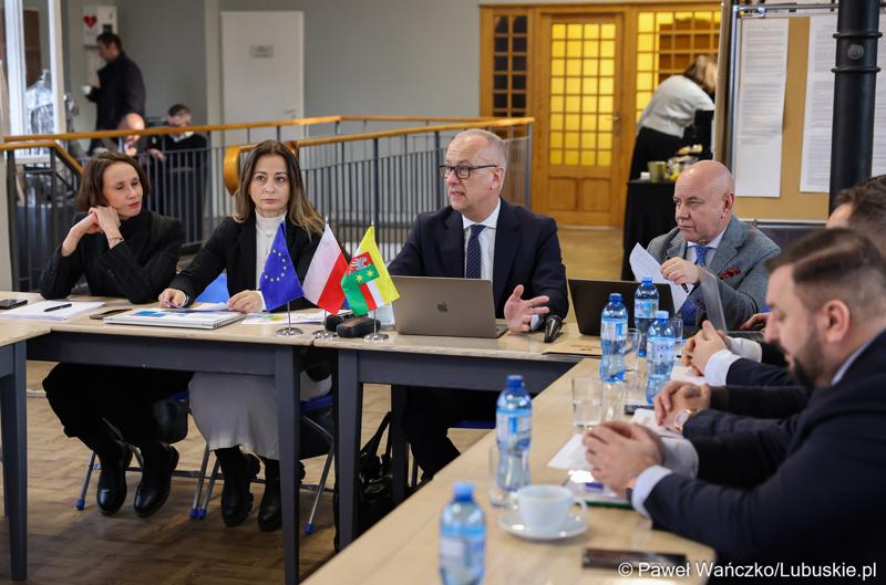 Uczestnicy spotkania ws. partnerstw samorządowych na terenie województwa lubuskiego i ich strategii terytorialnych w Bibliotece Publicznej w Świebodzinie