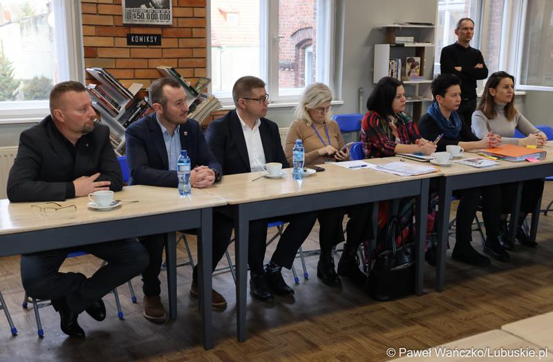 Uczestnicy spotkania ws. partnerstw samorządowych na terenie województwa lubuskiego i ich strategii terytorialnych w Bibliotece Publicznej w Świebodzinie