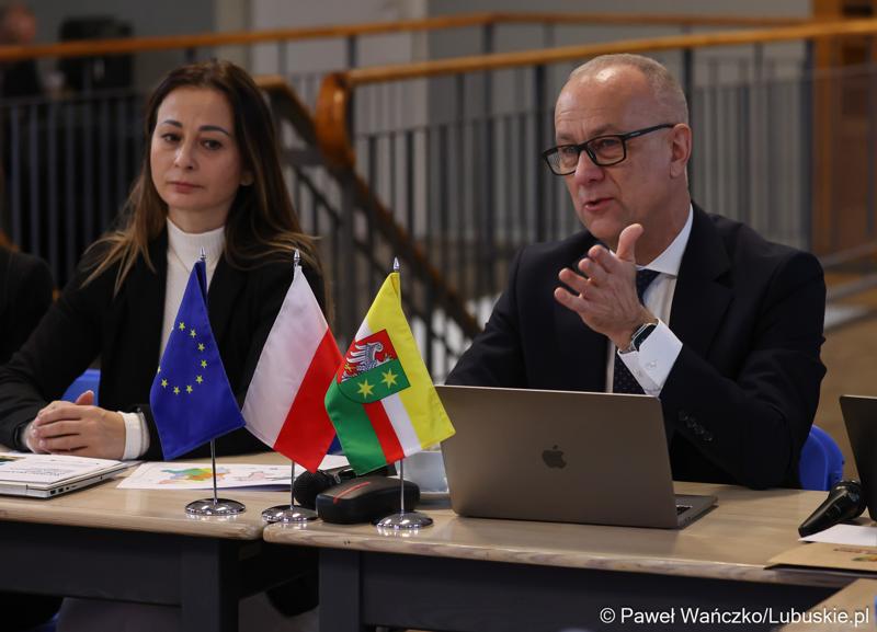 Marszałek Województwa Lubuskiego Marcin Jabłoński podczas spotkania ws. partnerstw samorządowych na terenie województwa lubuskiego i ich strategii terytorialnych w Świebodzinie