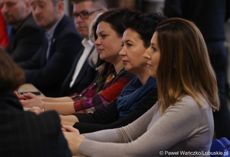 Uczestnicy spotkania ws. partnerstw samorządowych na terenie województwa lubuskiego i ich strategii terytorialnych w Bibliotece Publicznej w Świebodzinie