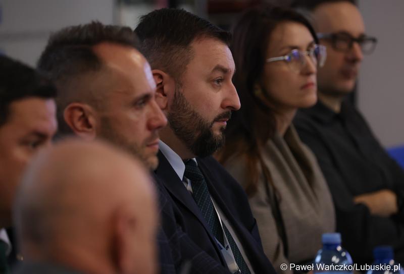 Uczestnicy spotkania ws. partnerstw samorządowych na terenie województwa lubuskiego i ich strategii terytorialnych w Bibliotece Publicznej w Świebodzinie