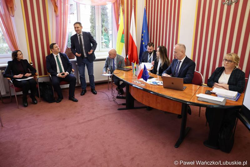 Uczestnicy spotkania ws. partnerstw samorządowych na terenie województwa lubuskiego i ich strategii terytorialnych w Lubniewicach