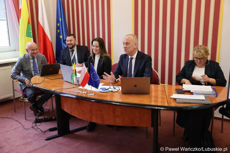 Uczestnicy spotkania ws. partnerstw samorządowych na terenie województwa lubuskiego i ich strategii terytorialnych w Lubniewicach