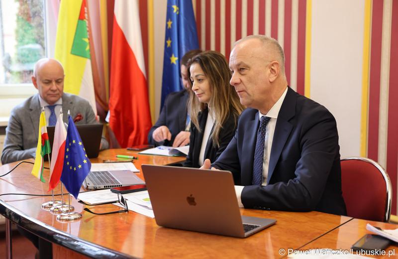Marszałek Województwa Lubuskiego Marcin Jabłoński podczas spotkania ws. partnerstw samorządowych na terenie województwa lubuskiego i ich strategii terytorialnych w Lubniewicach