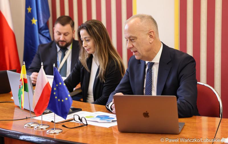 Uczestnicy spotkania ws. partnerstw samorządowych na terenie województwa lubuskiego i ich strategii terytorialnych w Lubniewicach
