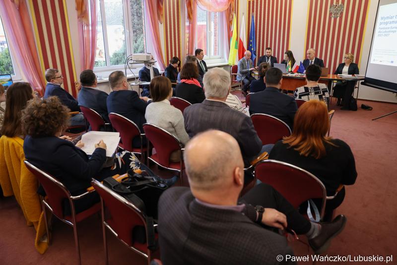 Uczestnicy spotkania ws. partnerstw samorządowych na terenie województwa lubuskiego i ich strategii terytorialnych w Lubniewicach