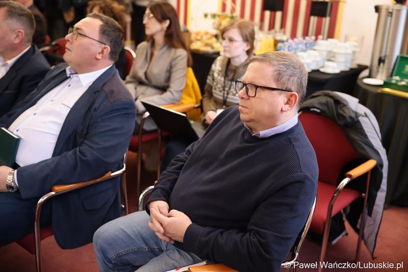 Uczestnicy spotkania ws. partnerstw samorządowych na terenie województwa lubuskiego i ich strategii terytorialnych w Lubniewicach