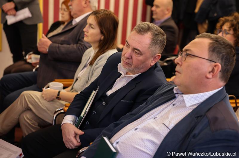 Uczestnicy spotkania ws. partnerstw samorządowych na terenie województwa lubuskiego i ich strategii terytorialnych w Lubniewicach