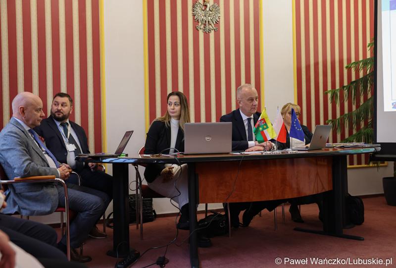 Uczestnicy spotkania ws. partnerstw samorządowych na terenie województwa lubuskiego i ich strategii terytorialnych w Lubniewicach