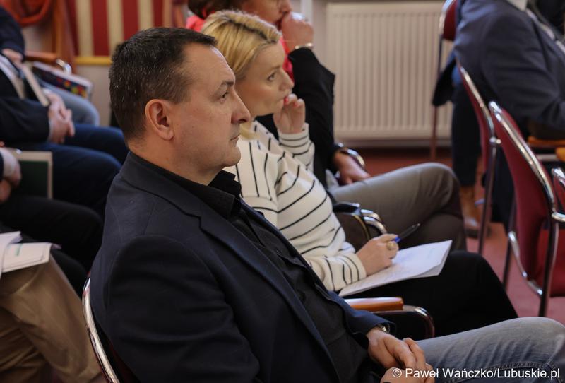 Uczestnicy spotkania ws. partnerstw samorządowych na terenie województwa lubuskiego i ich strategii terytorialnych w Lubniewicach