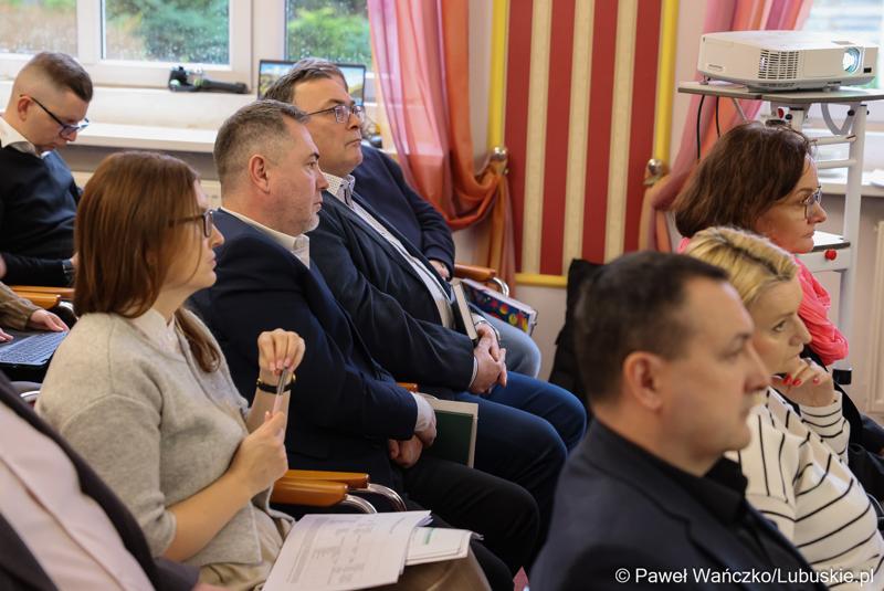 Uczestnicy spotkania ws. partnerstw samorządowych na terenie województwa lubuskiego i ich strategii terytorialnych w Lubniewicach