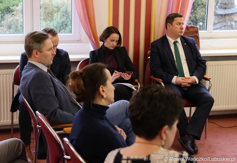 Uczestnicy spotkania ws. partnerstw samorządowych na terenie województwa lubuskiego i ich strategii terytorialnych w Lubniewicach