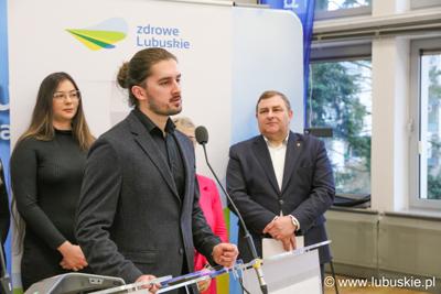 Konferencja prasowa - przemawia stypendysta