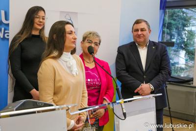 Konferencja prasowa - przemawia stypendystka
