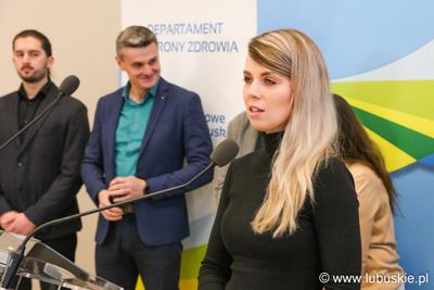 Konferencja prasowa - przemawia stypendystka